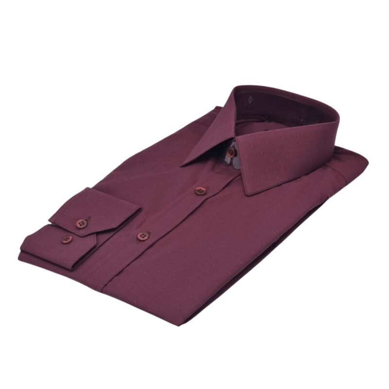 Camisa social francesa bordô dobrada em vista diagonal destacando gola e punho.