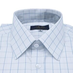 Close do colarinho de camisa social francesa branca com quadriculado azul claro em vista frontal, evidenciando a estrutura da gola.