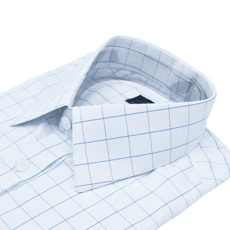 Close da gola francesa rígida de camisa social branca com quadriculado azul claro e acabamento interno refinado.