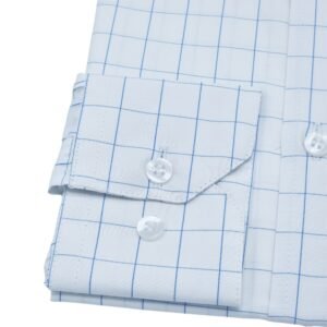 Close do punho de camisa social francesa branca com quadriculado azul claro, com botões brancos em destaque.