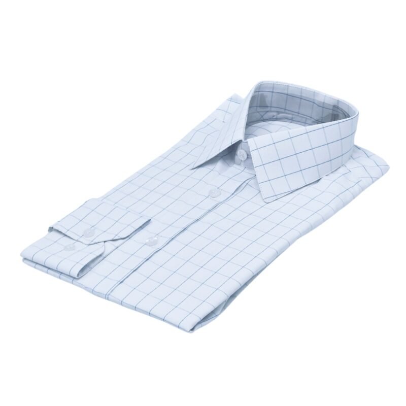 Camisa social francesa branca com quadriculado azul claro dobrada em vista diagonal, destacando gola e manga sobre fundo neutro.