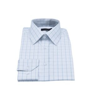 Camisa social francesa branca com quadriculado azul claro dobrada em vista frontal, com gola e punho aparentes sobre fundo claro.