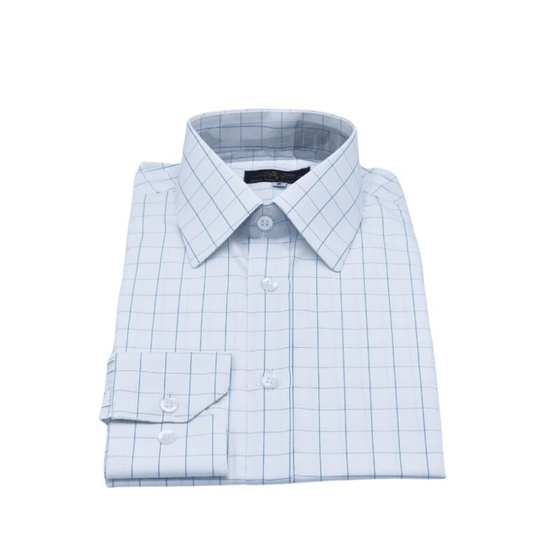 Camisa social francesa branca com quadriculado azul claro dobrada em vista frontal, com gola e punho aparentes sobre fundo claro.