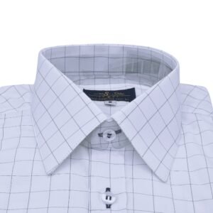 Close frontal do colarinho francês e peitilho da camisa social branca quadriculado azul escuro em tecido passa fácil.