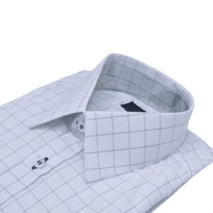 Detalhe em close da gola francesa rígida da camisa social branca com quadriculado azul escuro em tecido passa fácil.