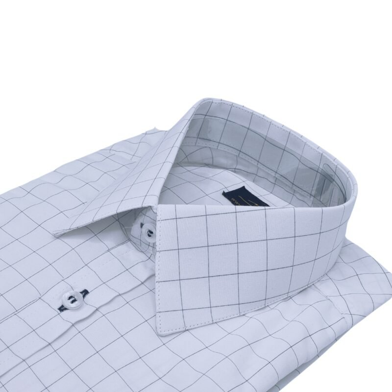 Detalhe em close da gola francesa rígida da camisa social branca com quadriculado azul escuro em tecido passa fácil.