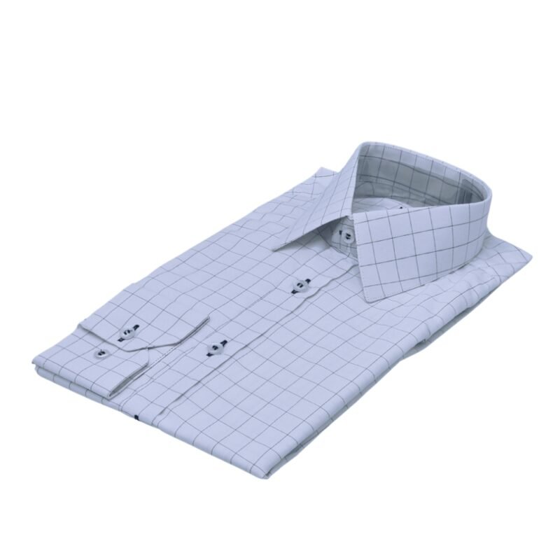 Camisa social francesa branca com quadriculado azul escuro em tecido passa fácil dobrada em vista diagonal.