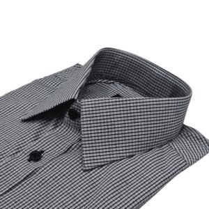 Close da gola francesa da camisa social quadriculado cinza e preto em fundo branco.