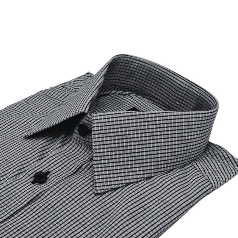 Close da gola francesa da camisa social quadriculado cinza e preto em fundo branco.