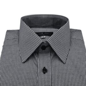 Close da região do peito e da gola da camisa social francesa quadriculado cinza e preto em fundo branco.