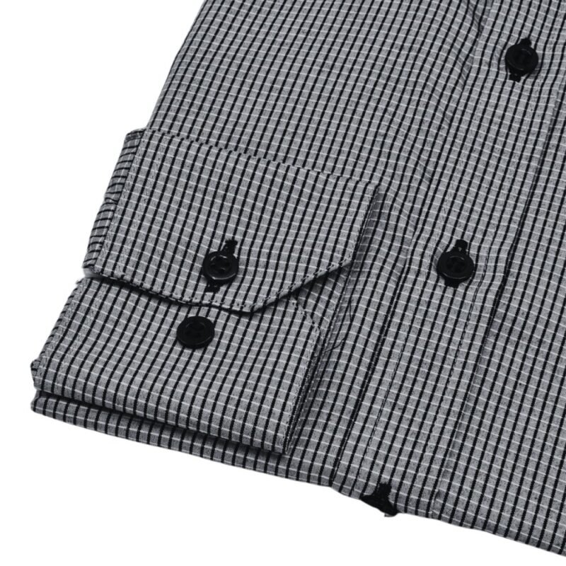 Close do punho com botões da camisa social francesa quadriculado cinza e preto sobre fundo branco.