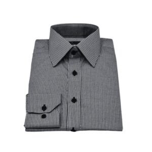 Camisa social francesa quadriculado cinza e preto dobrada em vista frontal com punho aparente sobre fundo branco.