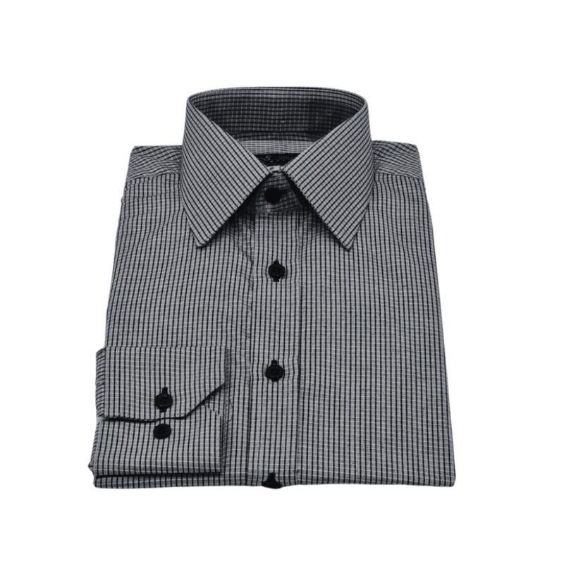 Camisa social francesa quadriculado cinza e preto dobrada em vista frontal com punho aparente sobre fundo branco.