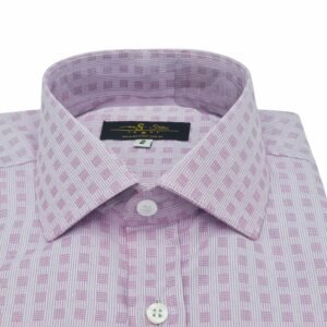 Close do colarinho estruturado e da etiqueta da camisa social lilás semi slim com padronagem geométrica.