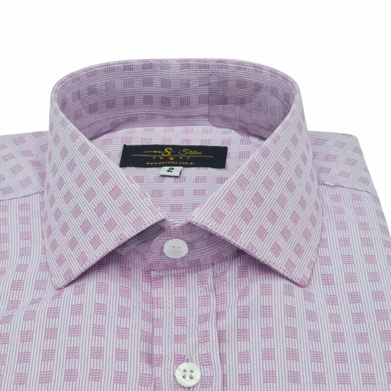 Close do colarinho estruturado e da etiqueta da camisa social lilás semi slim com padronagem geométrica.