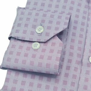 Detalhe da manga e do punho com botões da camisa social lilás semi slim, destacando o acabamento do tecido e dos fechos.