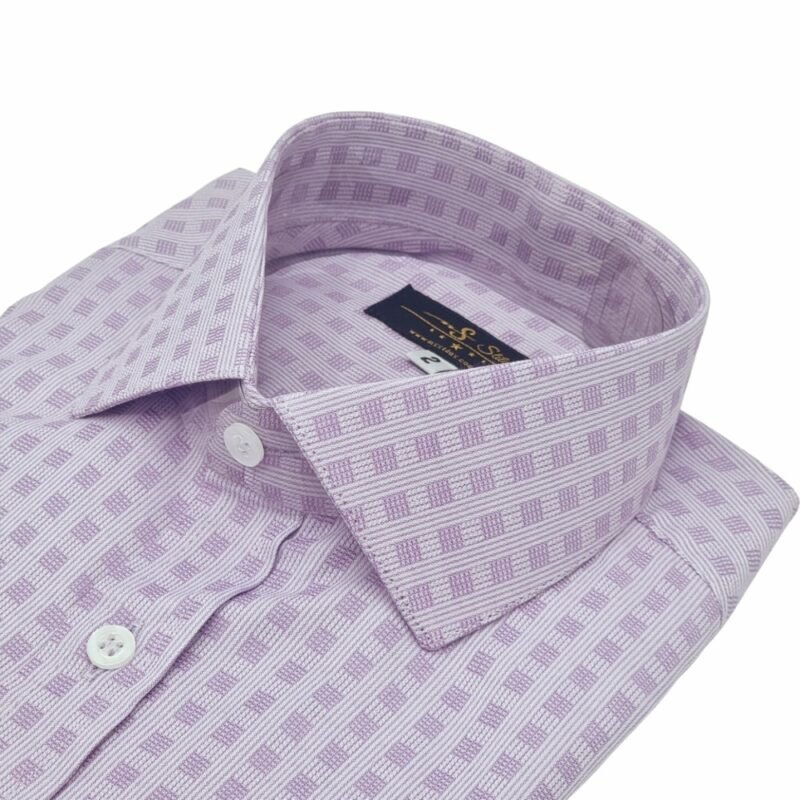 Camisa social lilás semi slim dobrada com gola estruturada em destaque e padronagem geométrica suave.