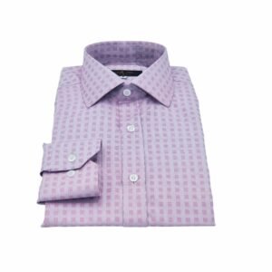 Camisa social lilás semi slim dobrada em vista frontal sobre fundo claro, destacando gola e botões alinhados.