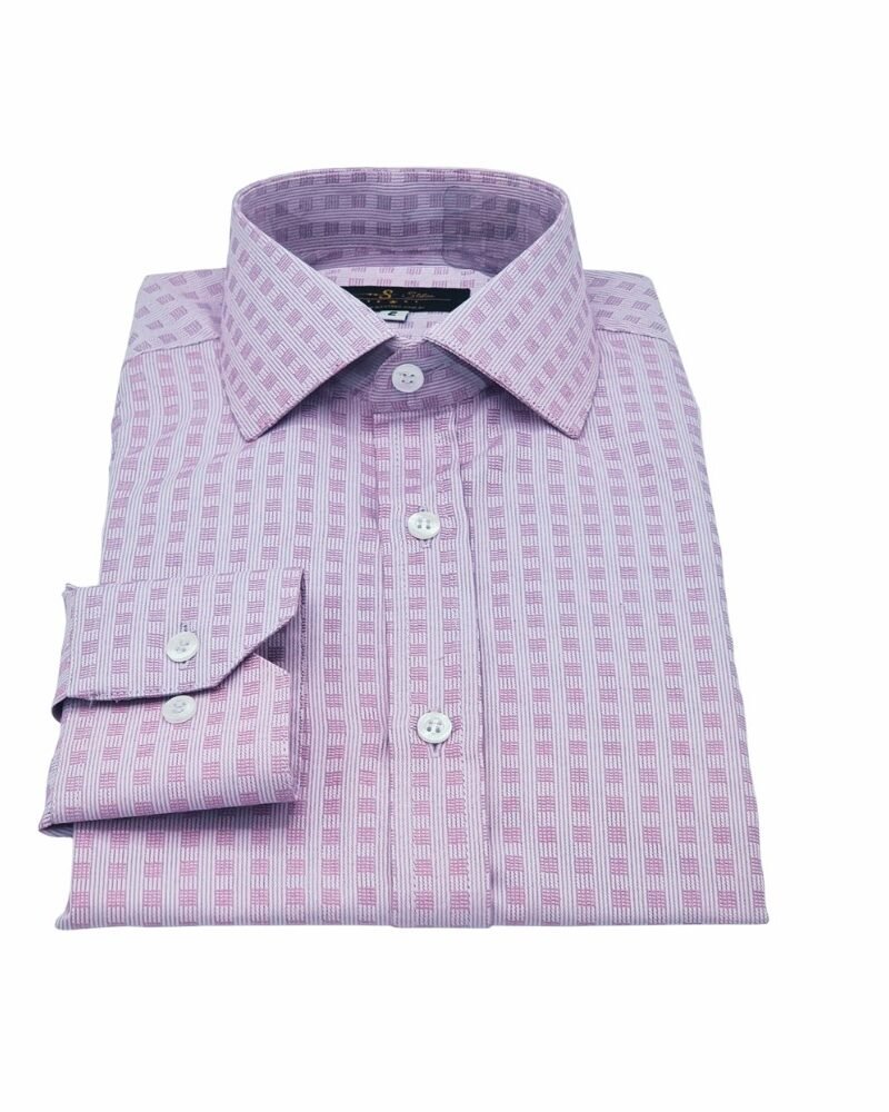 Camisa social lilás semi slim dobrada em vista frontal sobre fundo claro, destacando gola e botões alinhados.