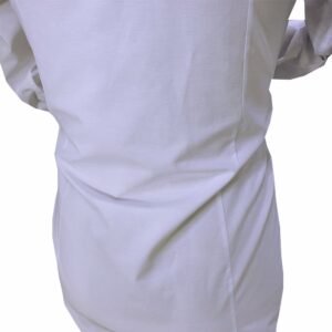 Costas da camisa social branca masculina MS Stilos em tamanhos especiais, destacando o caimento semi slim alinhado e o tecido liso sofisticado.