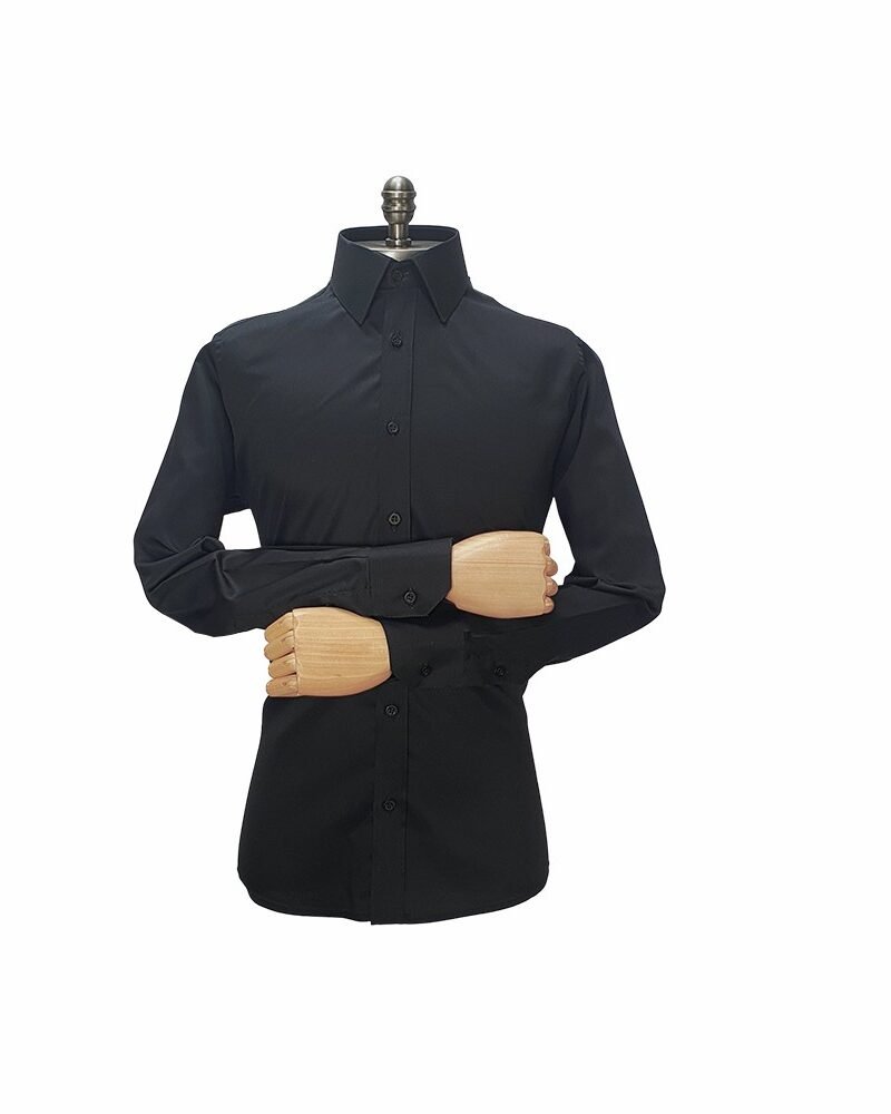 Camisa social masculina preta lisa MS Stilos com gola francesa e modelagem semi slim, vista de frente no manequim com braços cruzados.