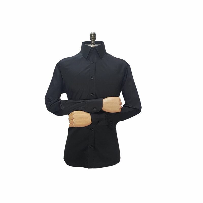 Camisa social masculina preta lisa MS Stilos com gola francesa e modelagem semi slim, vista de frente no manequim com braços cruzados.