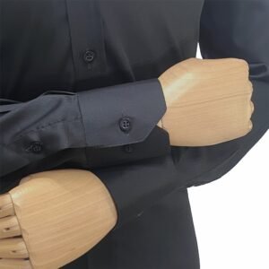 Detalhe do punho da camisa social preta lisa MS Stilos com botões pretos e acabamento refinado.