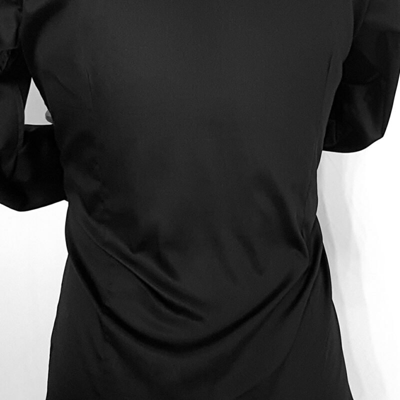 Detalhe do tecido liso preto da camisa social MS Stilos destacando o caimento elegante nas costas e no tronco.