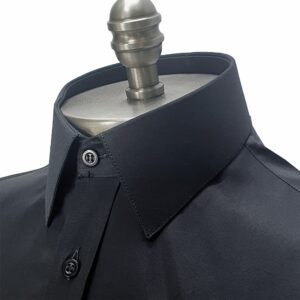 Close da gola francesa rígida da camisa social preta lisa, com foco no colarinho.
