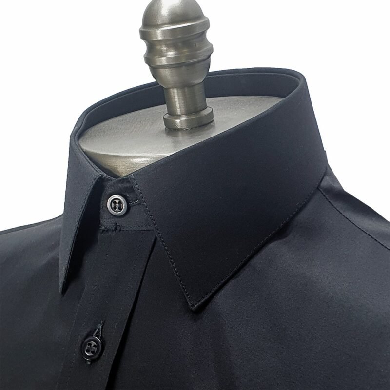 Close da gola francesa rígida da camisa social preta lisa, com foco no colarinho.