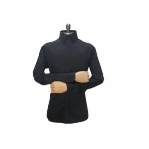 Camisa social preta lisa com gola francesa recortada em fundo transparente, destacando a peça inteira.