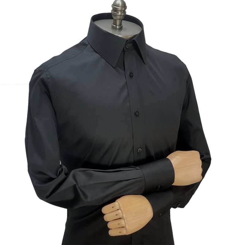 Modelo em perfil usando camisa social preta lisa, evidenciando a estrutura da gola francesa