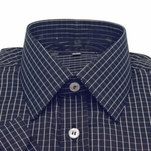 Close frontal da gola francesa da camisa social preta xadrez branco mostrando a estrutura do colarinho.