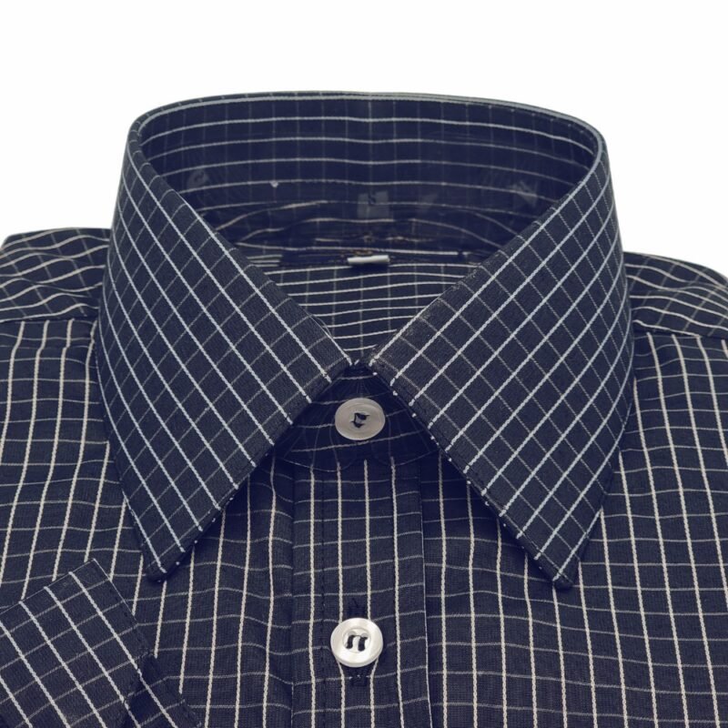 Close frontal da gola francesa da camisa social preta xadrez branco mostrando a estrutura do colarinho.