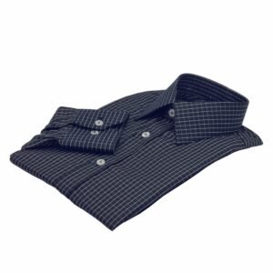 Camisa social preta xadrez branco dobrada em ângulo lateral destacando o caimento do tecido e a gola.