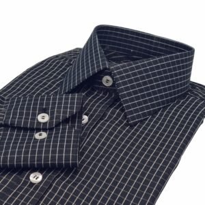 Camisa social preta xadrez branco dobrada com foco simultâneo na gola francesa e no punho com botões, destacando o tecido xadrez.