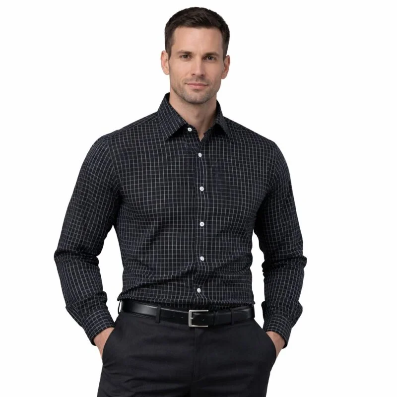 Modelo veste camisa social preta xadrez branco em tecido algodão passa fácil semi slim.