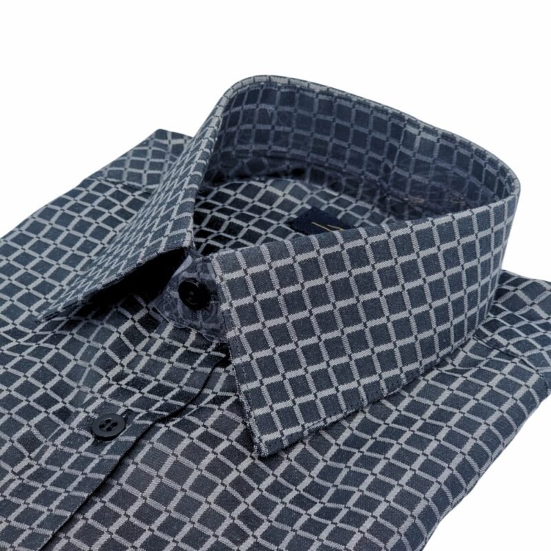 Close da gola estruturada da camisa social preta padronagem xadrez, evidenciando o desenho do colarinho.