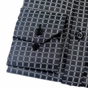 Detalhe do punho com botão de regulagem da camisa social preta padronagem xadrez passa fácil.