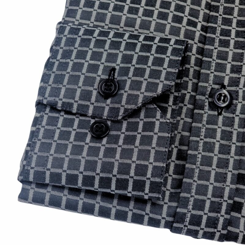 Detalhe do punho com botão de regulagem da camisa social preta padronagem xadrez passa fácil.