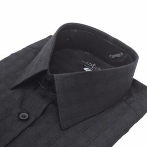 Close da gola estruturada da camisa social preta com padronagem xadrez larga, evidenciando o colarinho e o tecido texturizado.