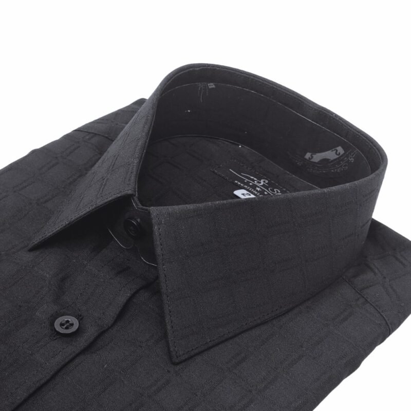 Close da gola estruturada da camisa social preta com padronagem xadrez larga, evidenciando o colarinho e o tecido texturizado.