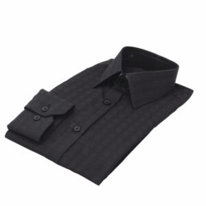 Camisa social preta com padronagem xadrez larga semi slim dobrada em vista angular, destacando gola e punho.