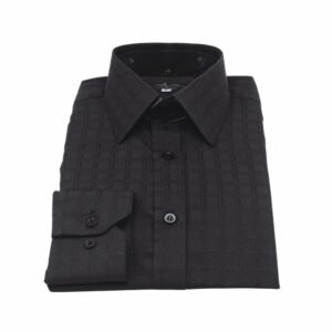 Camisa social preta com padronagem xadrez larga semi slim dobrada em vista frontal sobre fundo claro.