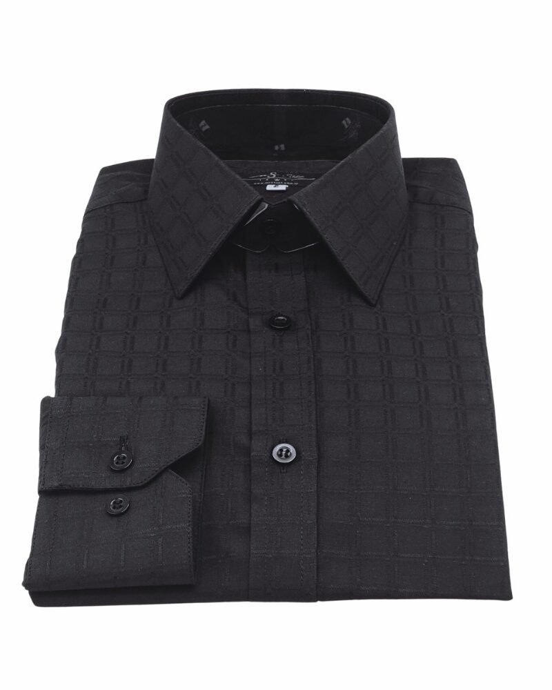 Camisa social preta com padronagem xadrez larga semi slim dobrada em vista frontal sobre fundo claro.