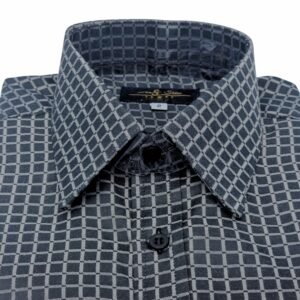 Parte frontal da camisa social preta padronagem xadrez semi slim em destaque, mostrando gola e abotoamento sobre fundo branco.