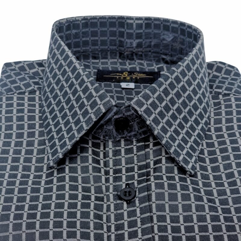 Parte frontal da camisa social preta padronagem xadrez semi slim em destaque, mostrando gola e abotoamento sobre fundo branco.