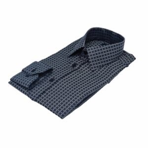 Camisa social preta padronagem xadrez semi slim dobrada em perspectiva, destacando gola, punhos e padronagem do tecido.