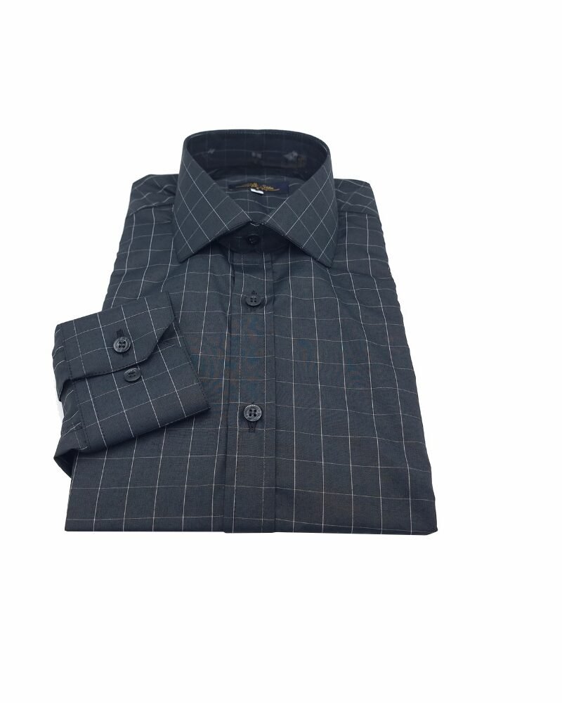 Camisa social preta xadrez branco italiana dobrada em vista frontal inteira sobre fundo claro.