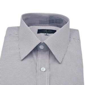 Close da gola e da etiqueta da camisa social quadriculado branco e bordo sobre fundo branco.